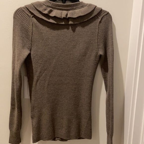 Brown Ruffled V-Neck Button-Up Women's Sweater Merino Wool - Picture 4 of 8